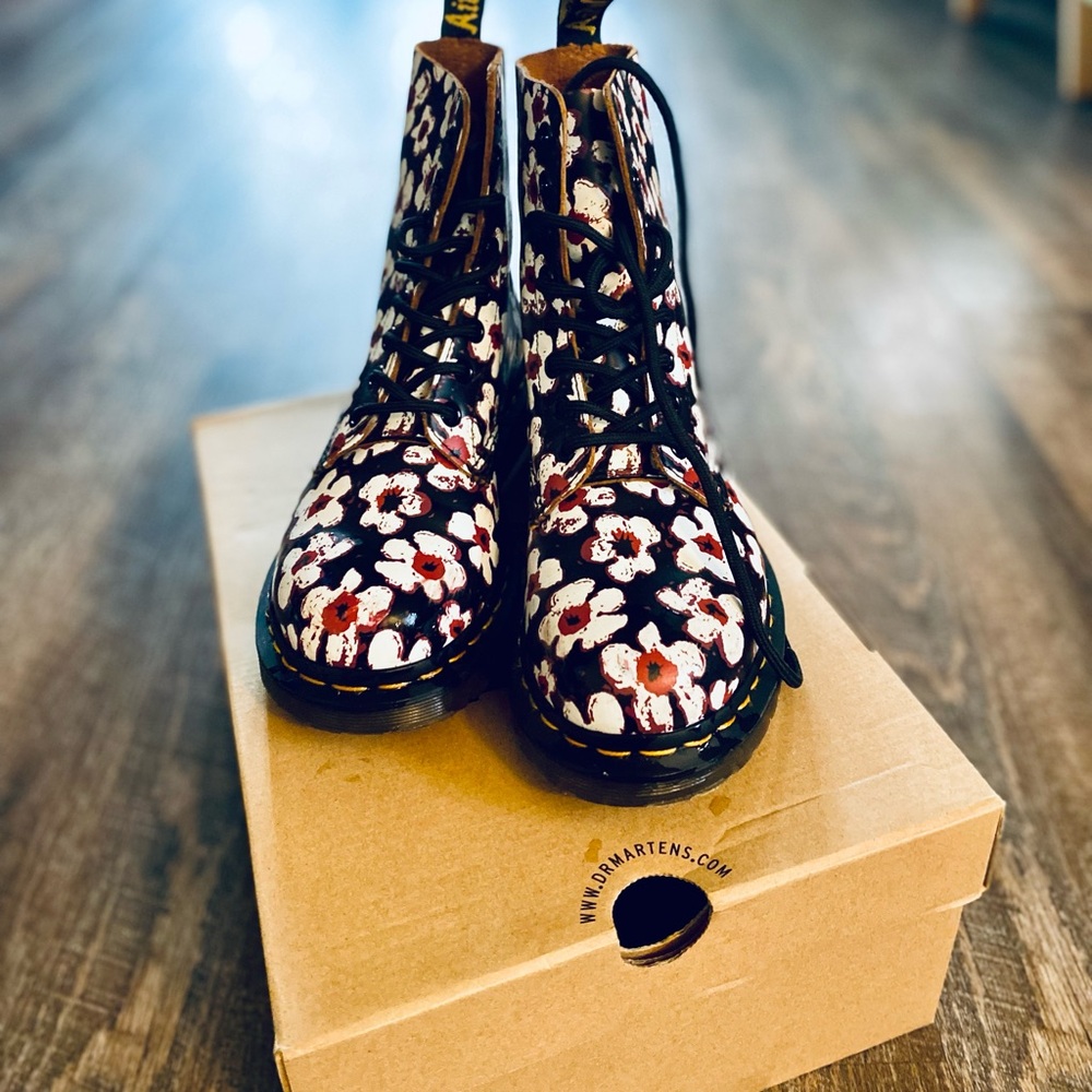 DR MARTENS Pansy Fayre Black White Red Leather 1460 Boots - UK4 / EUR37 - US 6 - Picture 2 of 7